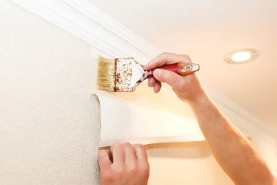 Pose de papier peint à Sassis — revêtements muraux et toiles de verre